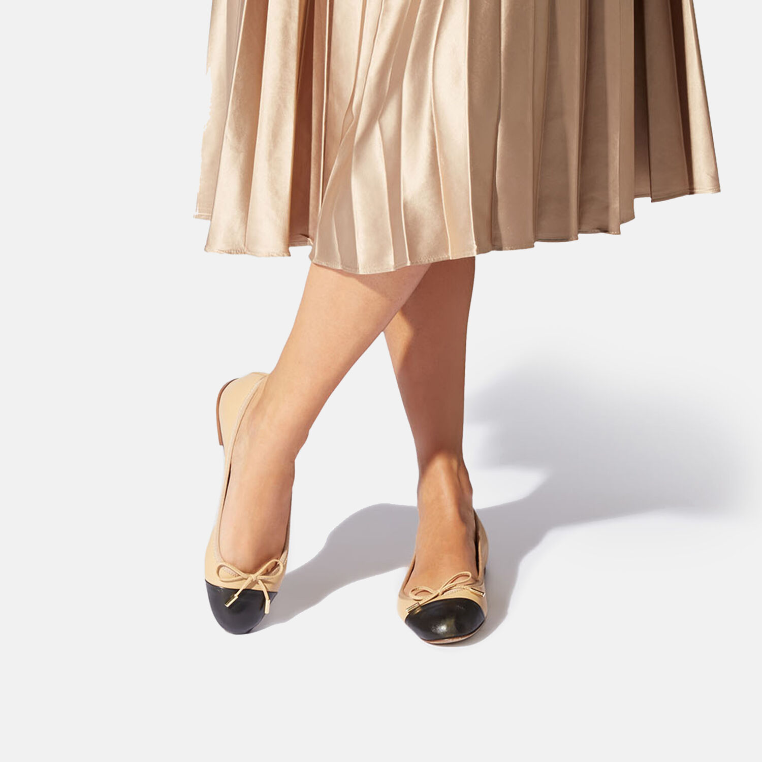 Scarosso Contrasting-toecap Leather Ballerina Shoes In Beige