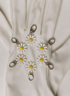 Blumen-Charms Scarosso: Weiß & Gelb – Nickel CHARMACCE