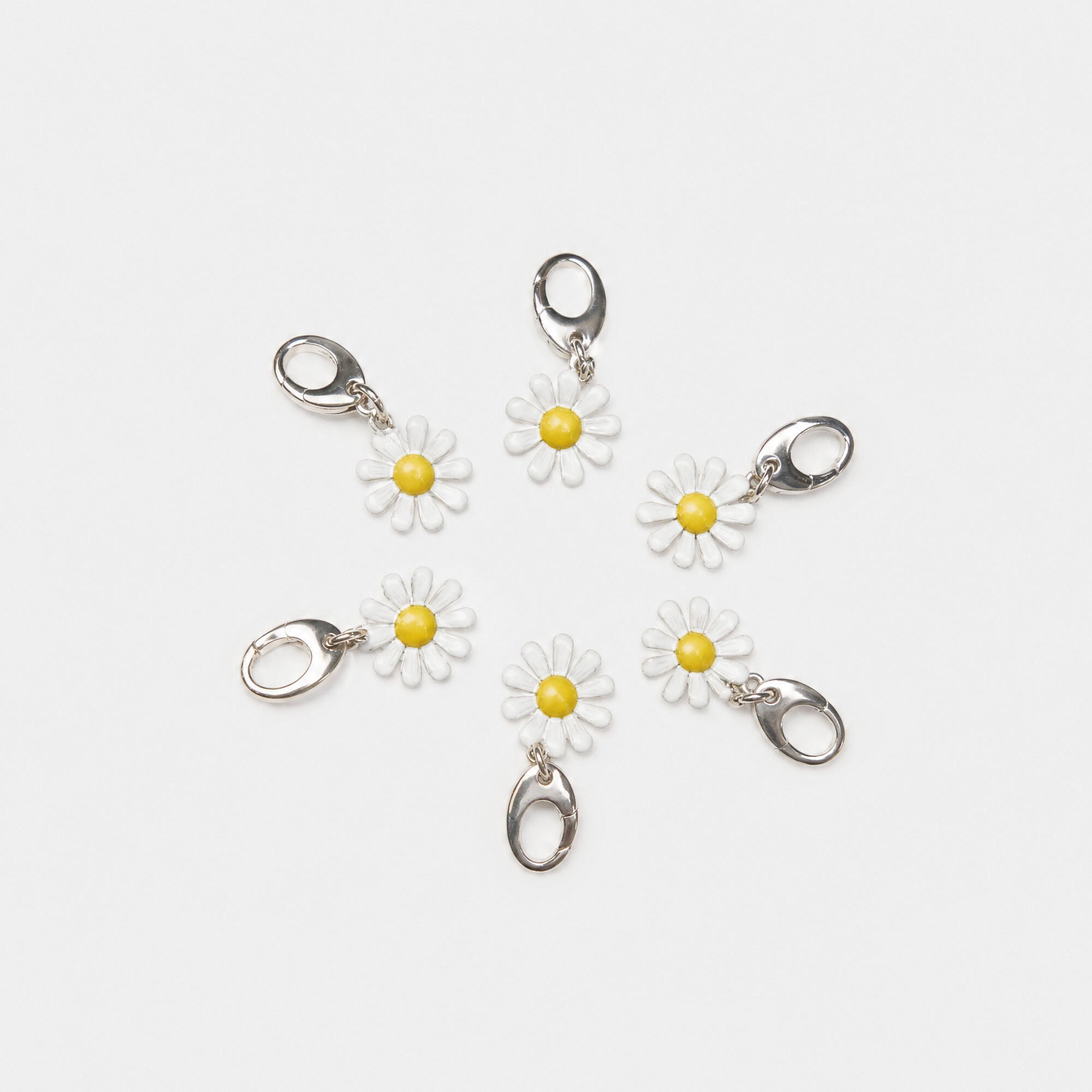 Flower Charms Scarosso: White & Yellow - Nickel CHARMACCE